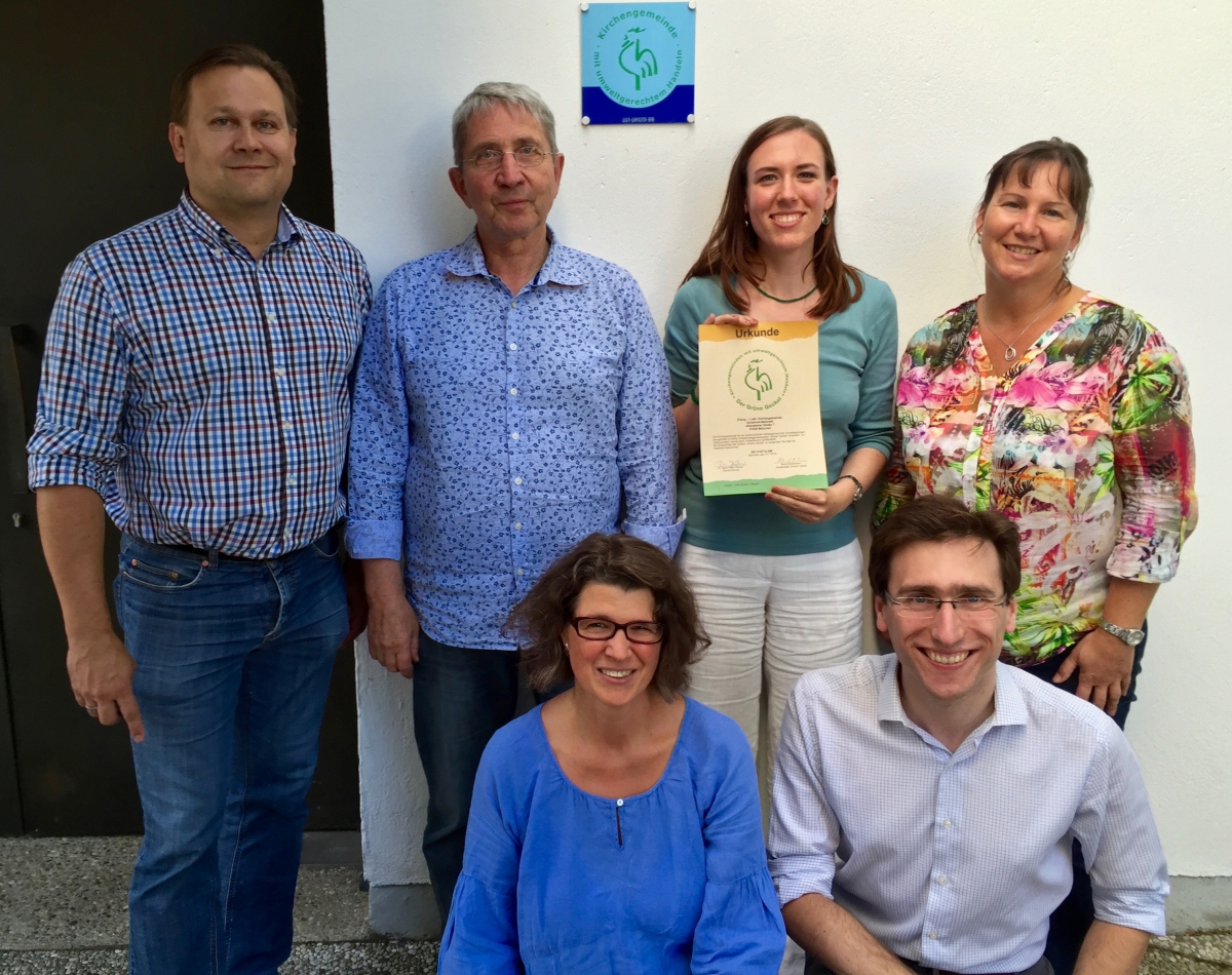 Das Umweltteam zusammen mit dem Prüfer nach der Rezertifizierung, v.l.n.r: hinten: Dr. Peter Oettinger, Gerhard Monninger (Prüfer), Constanze Philipp, Barbara Desch; vorne: Heike Winkler, Christian Merkl; nicht im Bild: Stephanie Giglberger, Christine Untch